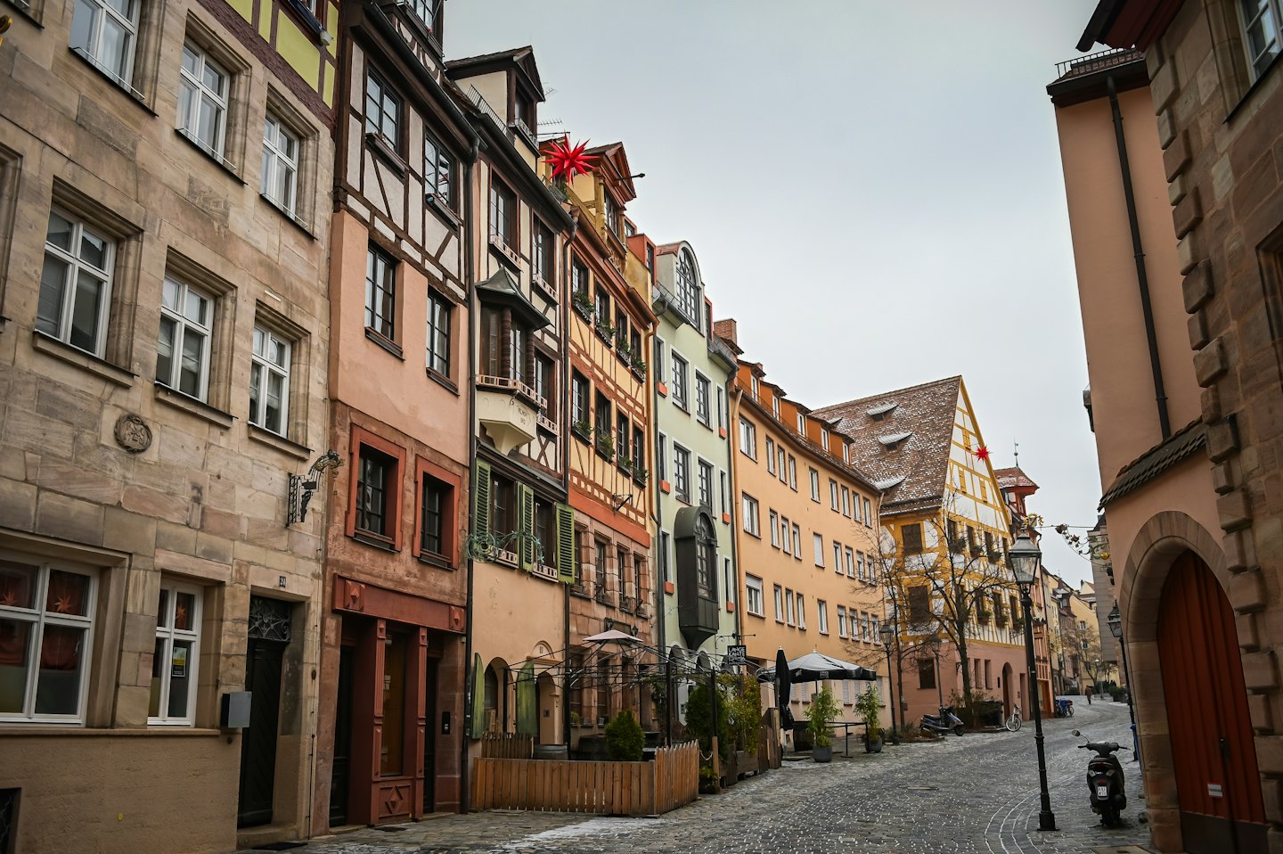 Stenen straat met historische gebouwen in een Europese stad.